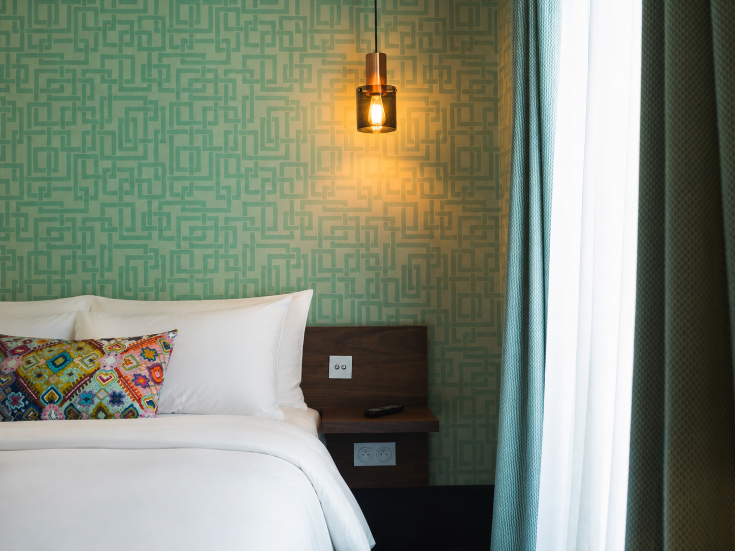 Une chambre où l’on se sent immédiatement bien : décor raffiné, atmosphère apaisante, un lieu à part pour les belles escales.