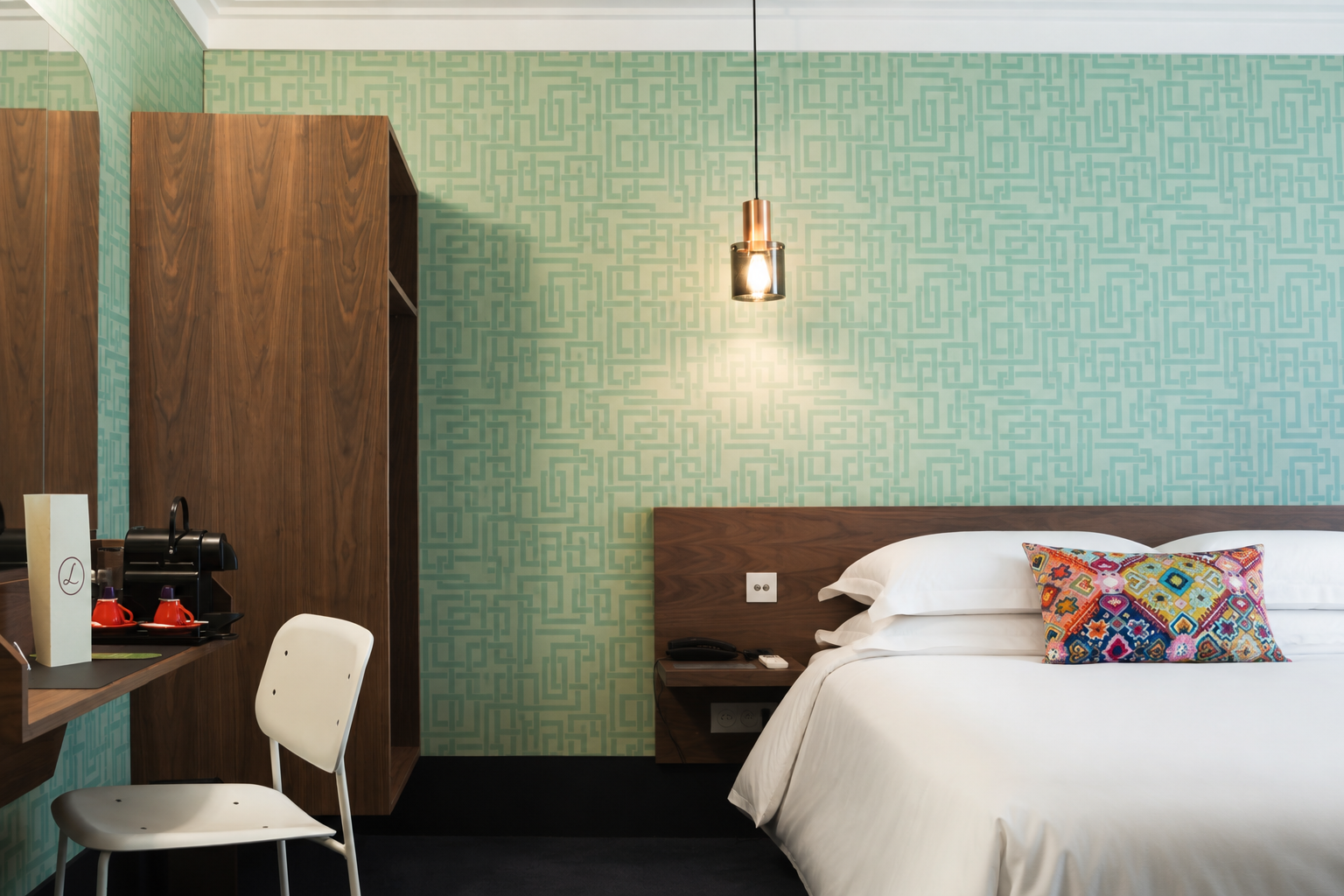 Une chambre où l’on se sent immédiatement bien : décor raffiné, atmosphère apaisante, un lieu à part pour les belles escales.