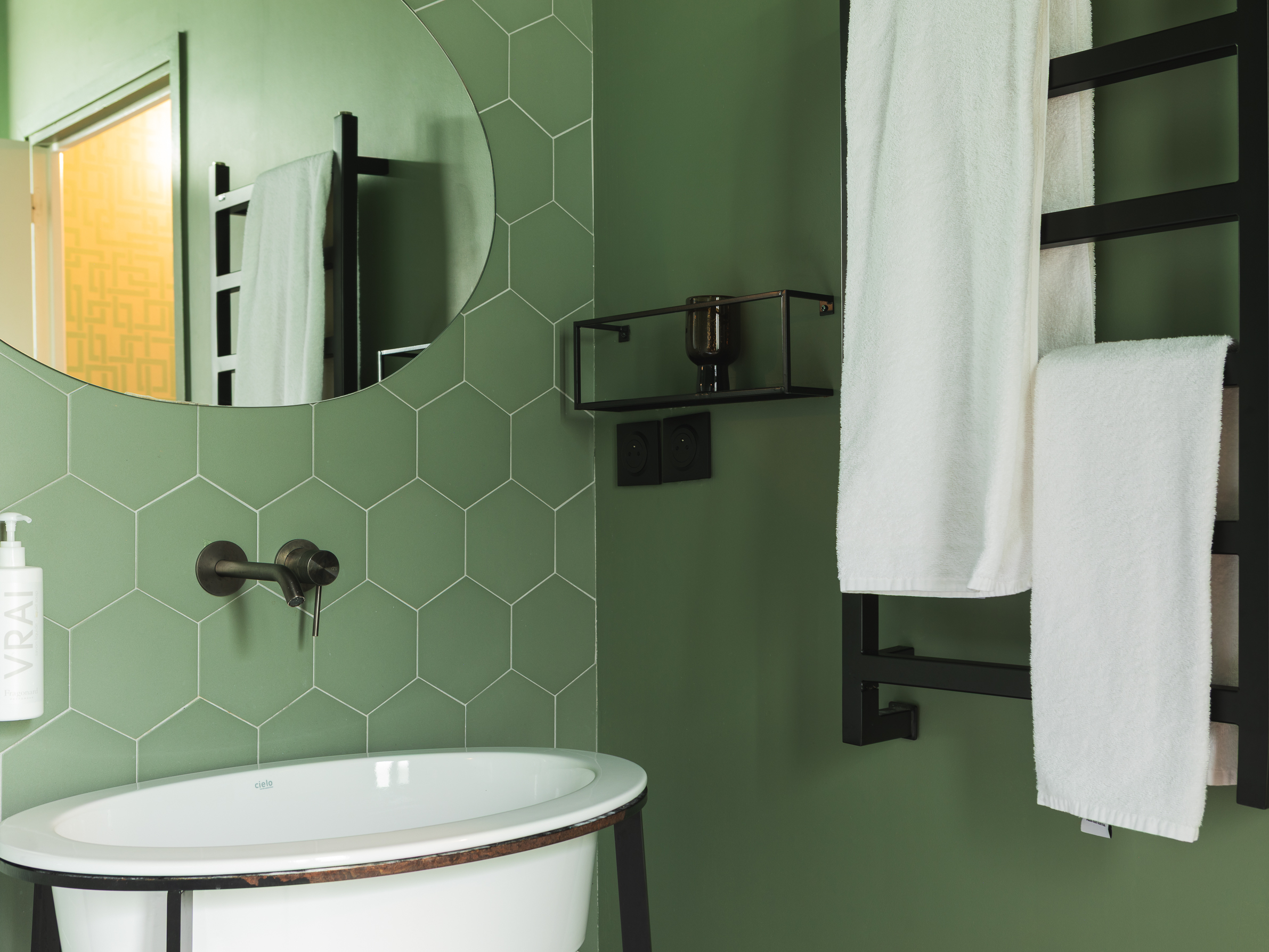 Une chambre où l’on se sent immédiatement bien : décor raffiné, atmosphère apaisante, un lieu à part pour les belles escales.