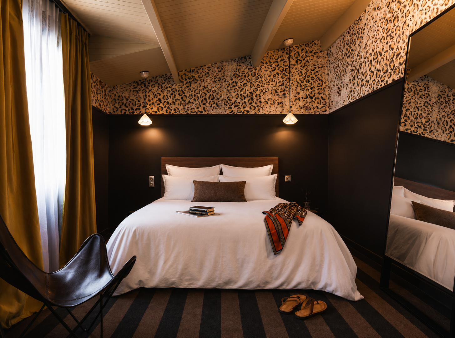 Chambre supérieur - Un espace plus généreux, un lit large, une ambiance douce où l’on se surprend à vouloir rester un peu plus longtemps.