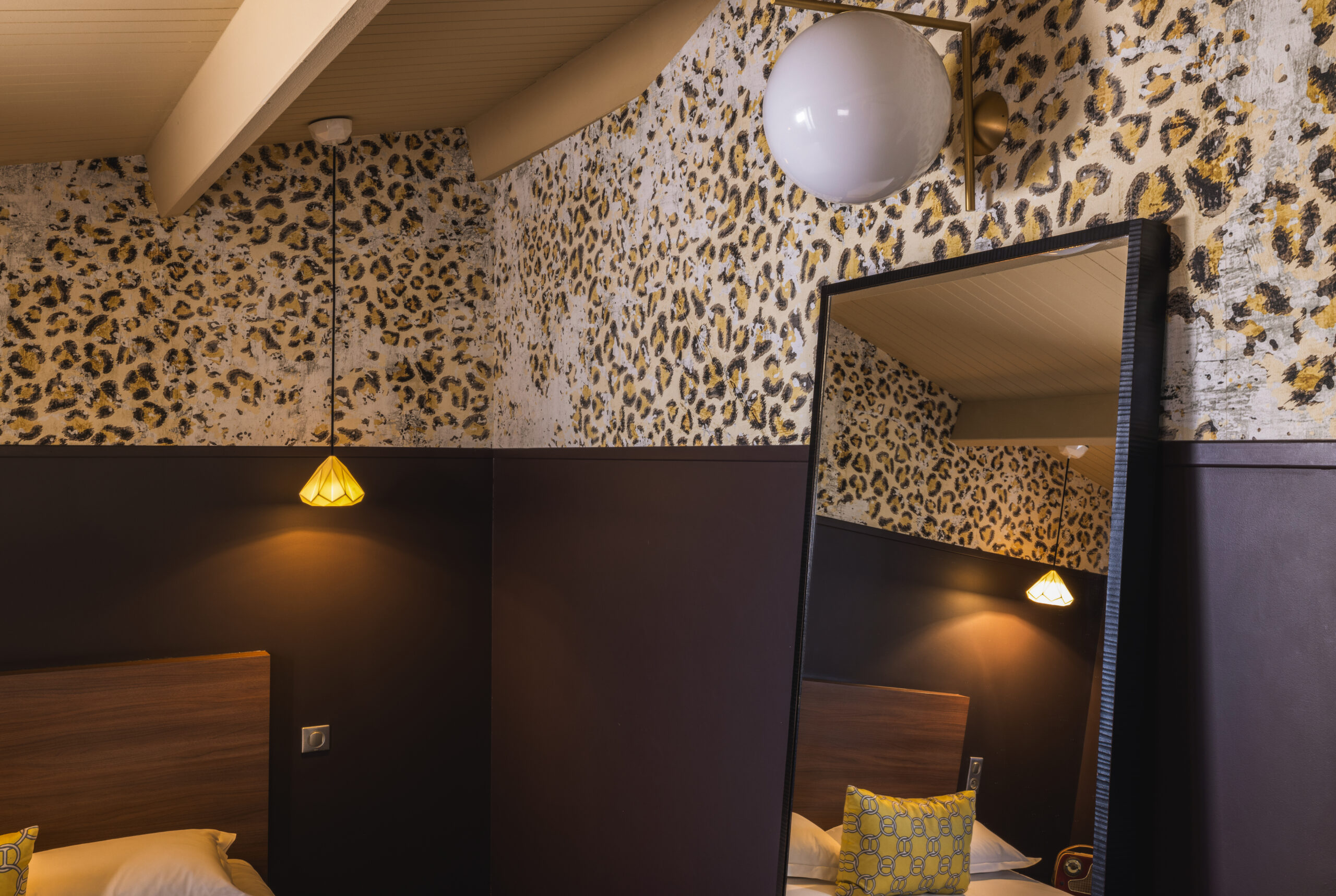 Chambre supérieur - Un espace plus généreux, un lit large, une ambiance douce où l’on se surprend à vouloir rester un peu plus longtemps.