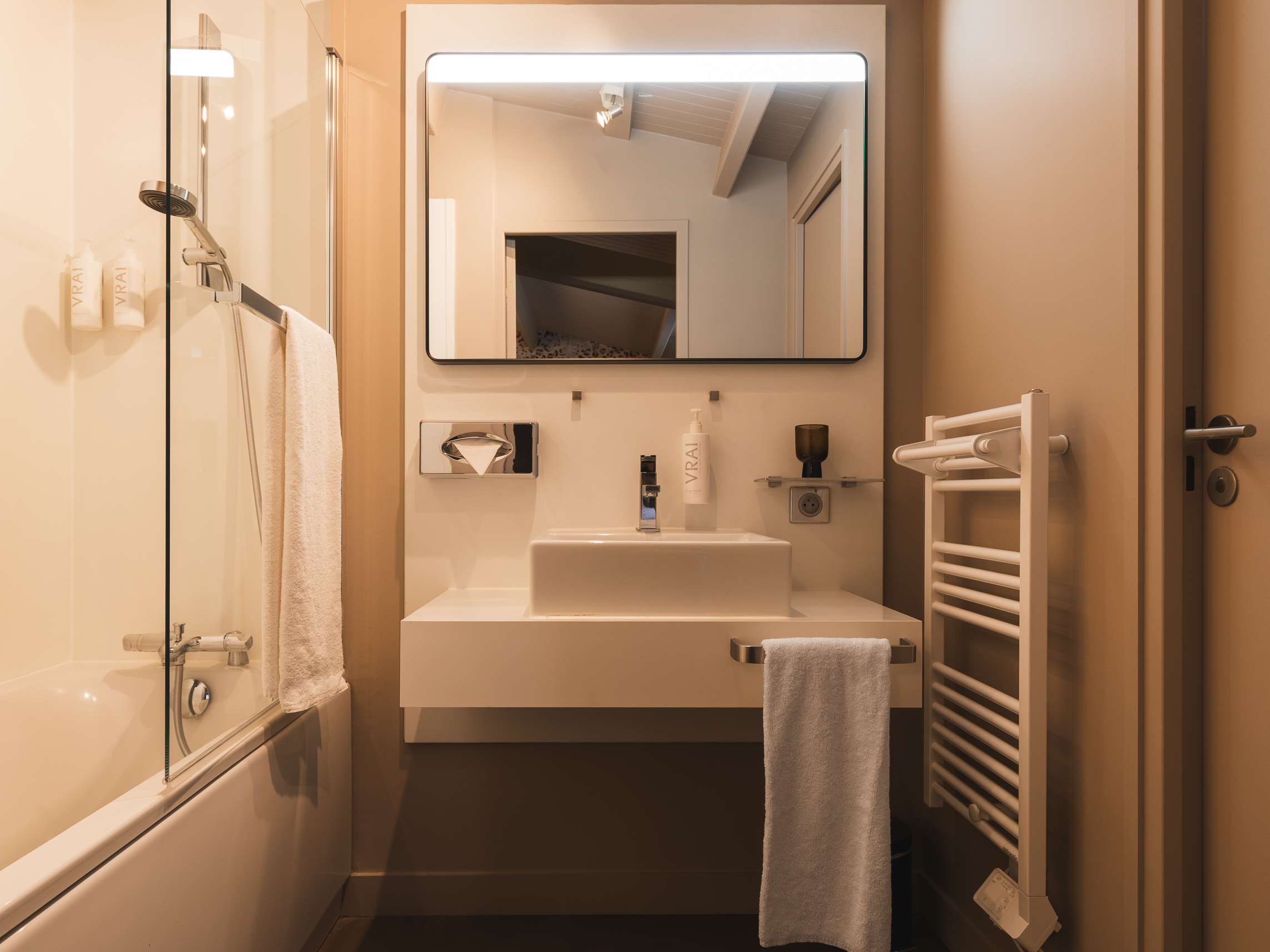 Chambre supérieur - Un espace plus généreux, un lit large, une ambiance douce où l’on se surprend à vouloir rester un peu plus longtemps.