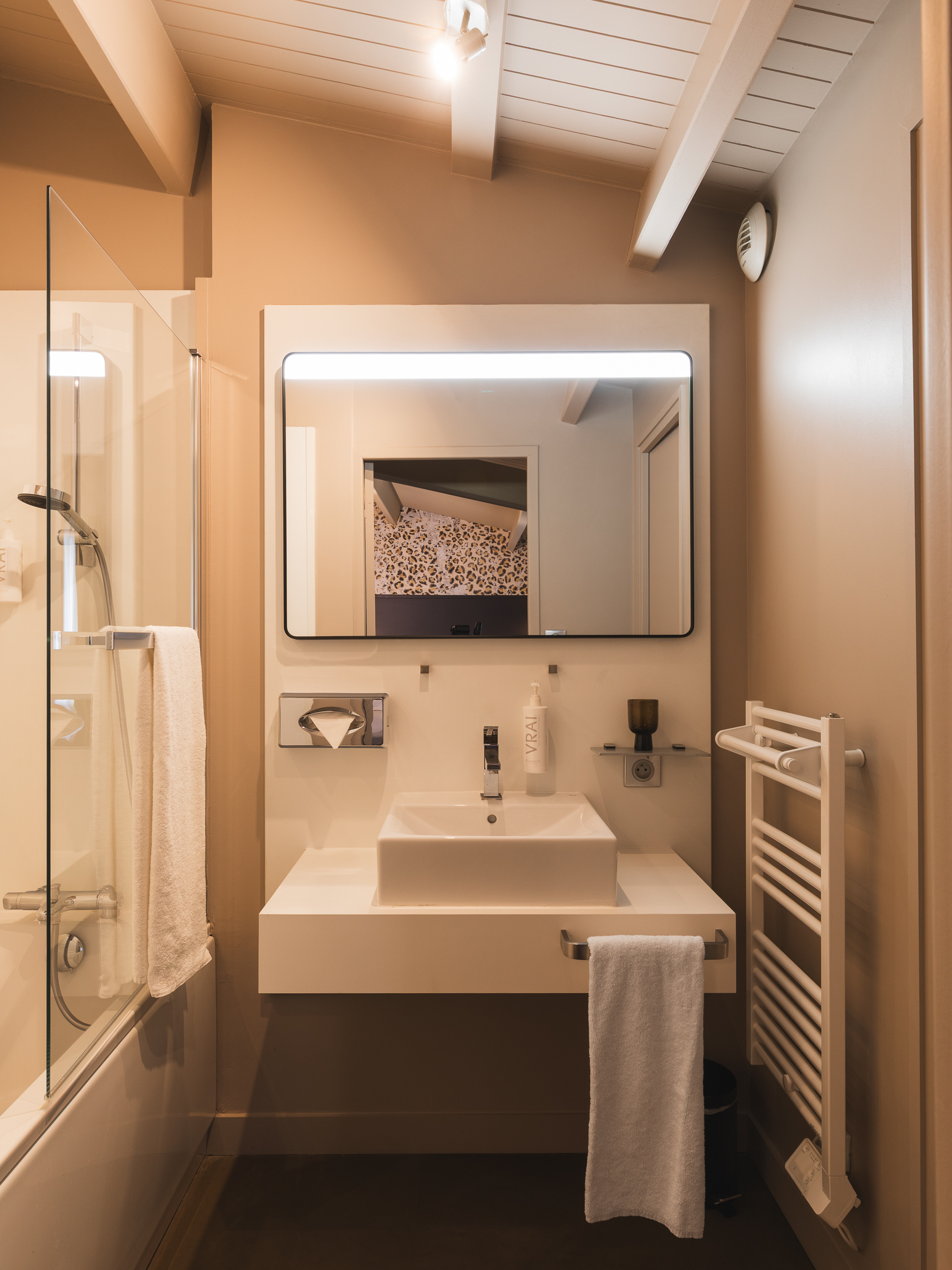 Chambre supérieur - Un espace plus généreux, un lit large, une ambiance douce où l’on se surprend à vouloir rester un peu plus longtemps.