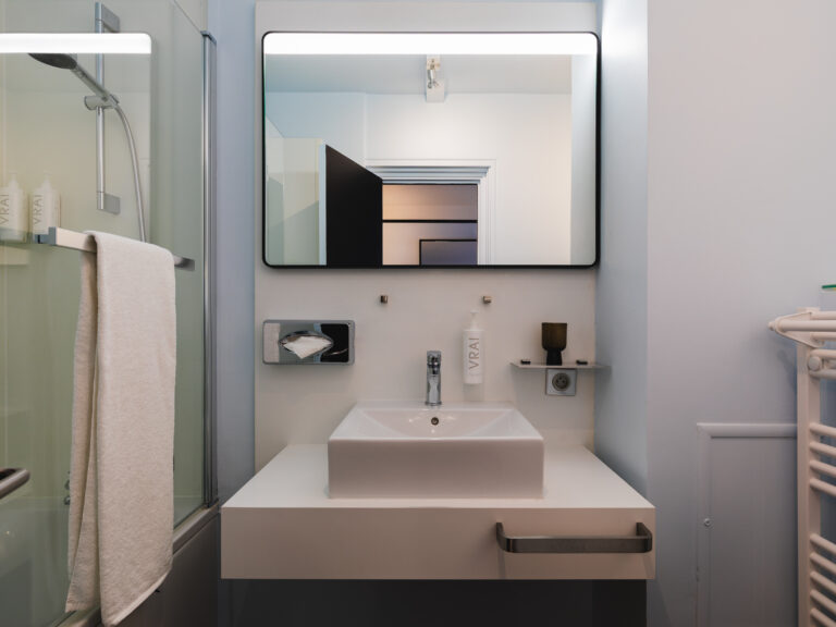 Chambre supérieur - Un espace plus généreux, un lit large, une ambiance douce où l’on se surprend à vouloir rester un peu plus longtemps.