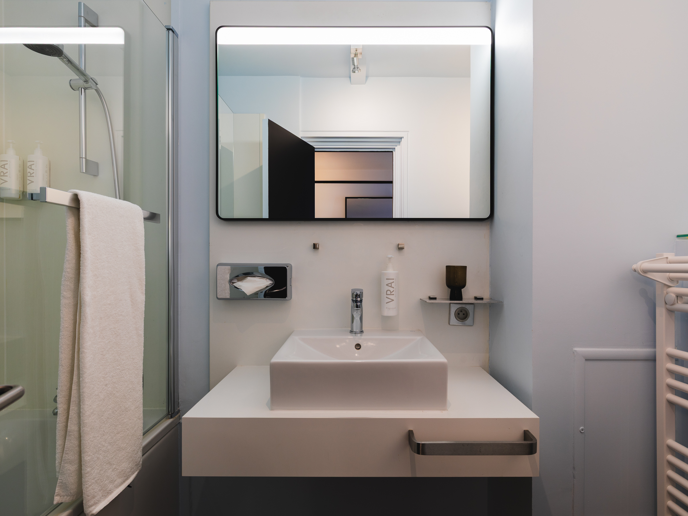 Chambre supérieur - Un espace plus généreux, un lit large, une ambiance douce où l’on se surprend à vouloir rester un peu plus longtemps.