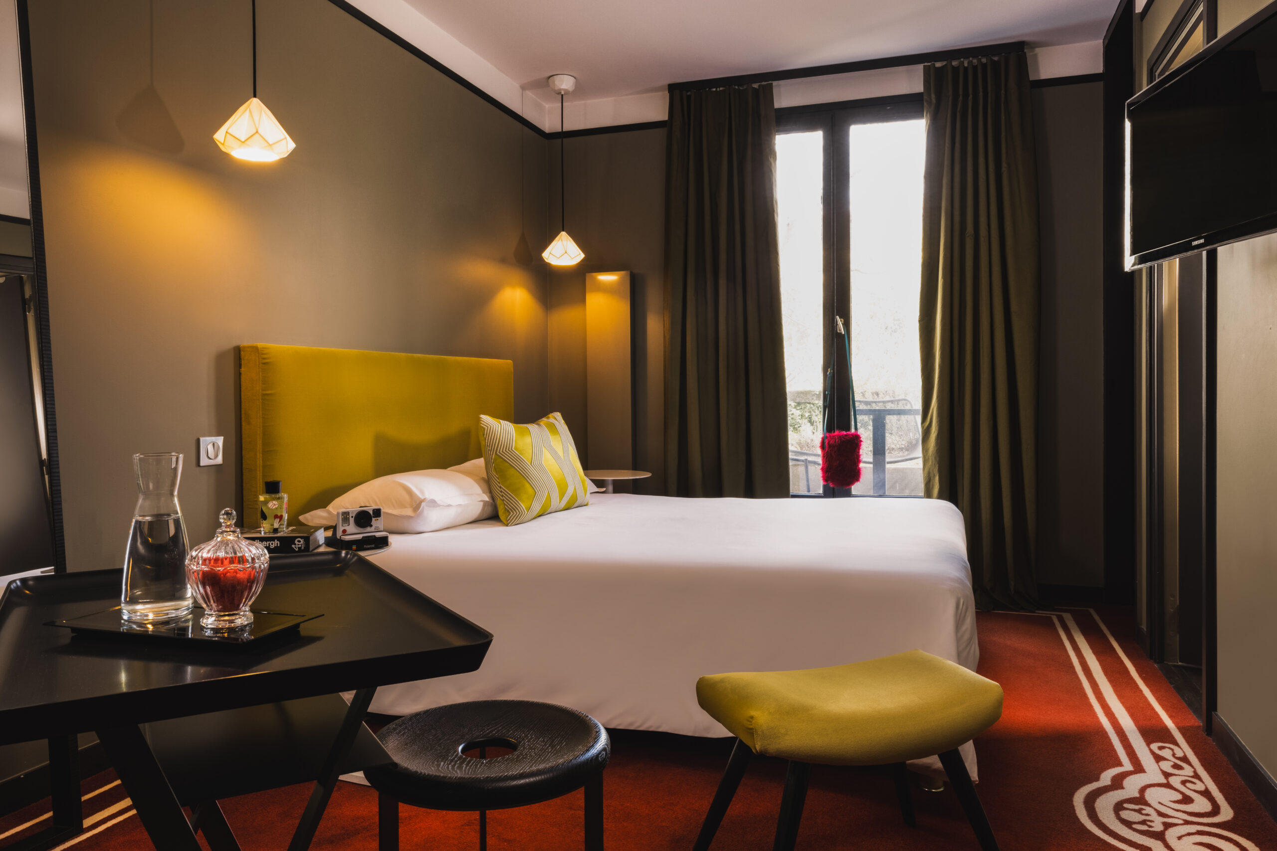 Chambre Double Supérieure avec Terrasse, un espace privilégié qui vous offre un confort exceptionnel et un cadre enchanteur pour votre séjour à Nantes.