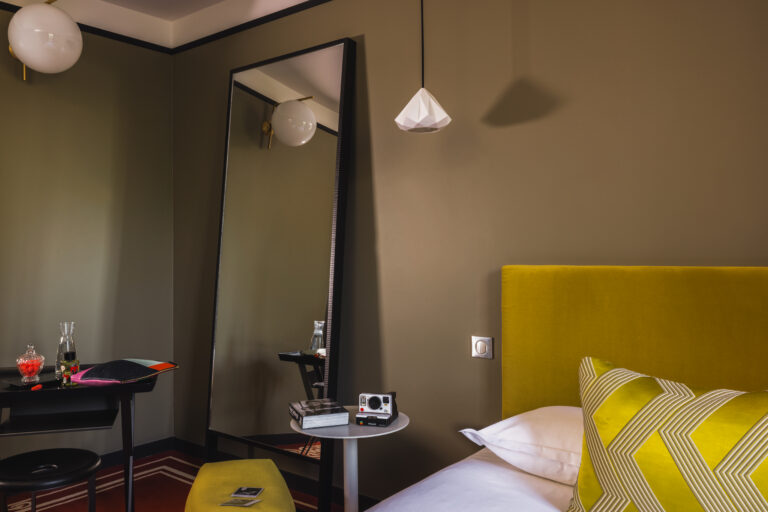 Chambre Double Supérieure avec Terrasse, un espace privilégié qui vous offre un confort exceptionnel et un cadre enchanteur pour votre séjour à Nantes.