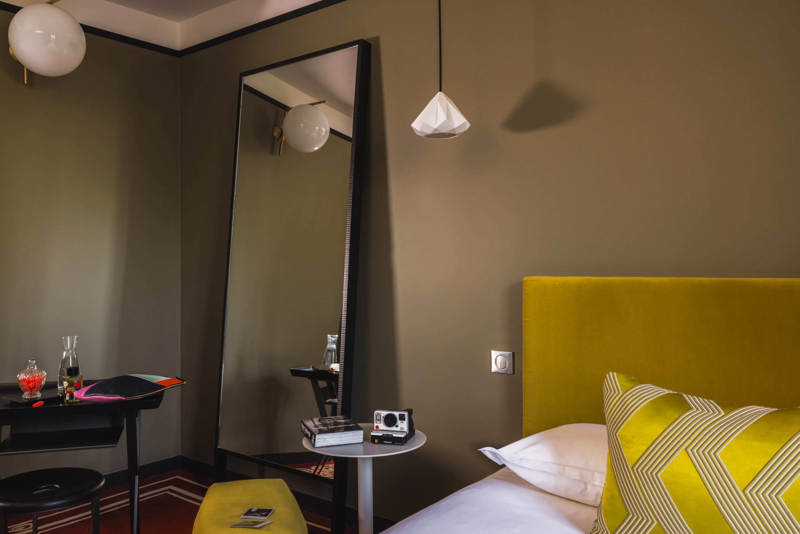 Chambre Double Supérieure avec Terrasse, un espace privilégié qui vous offre un confort exceptionnel et un cadre enchanteur pour votre séjour à Nantes.