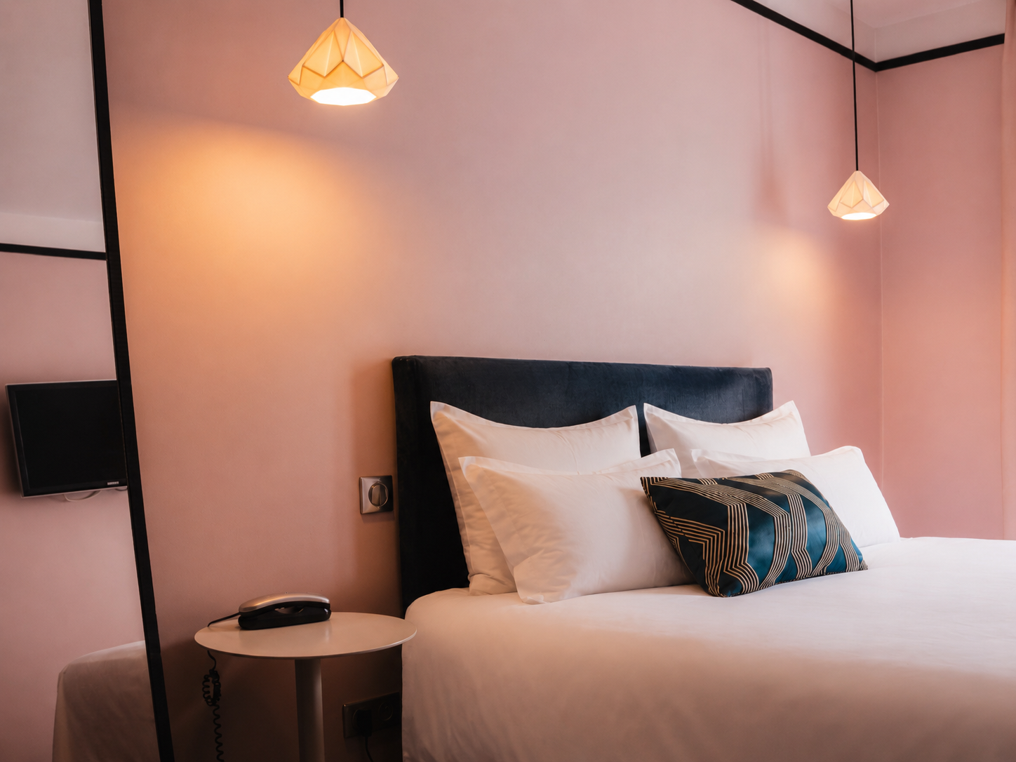 Chambre Double Supérieure avec Terrasse, un espace privilégié qui vous offre un confort exceptionnel et un cadre enchanteur pour votre séjour à Nantes.