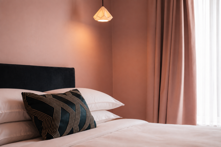 Chambre Double Supérieure avec Terrasse, un espace privilégié qui vous offre un confort exceptionnel et un cadre enchanteur pour votre séjour à Nantes.