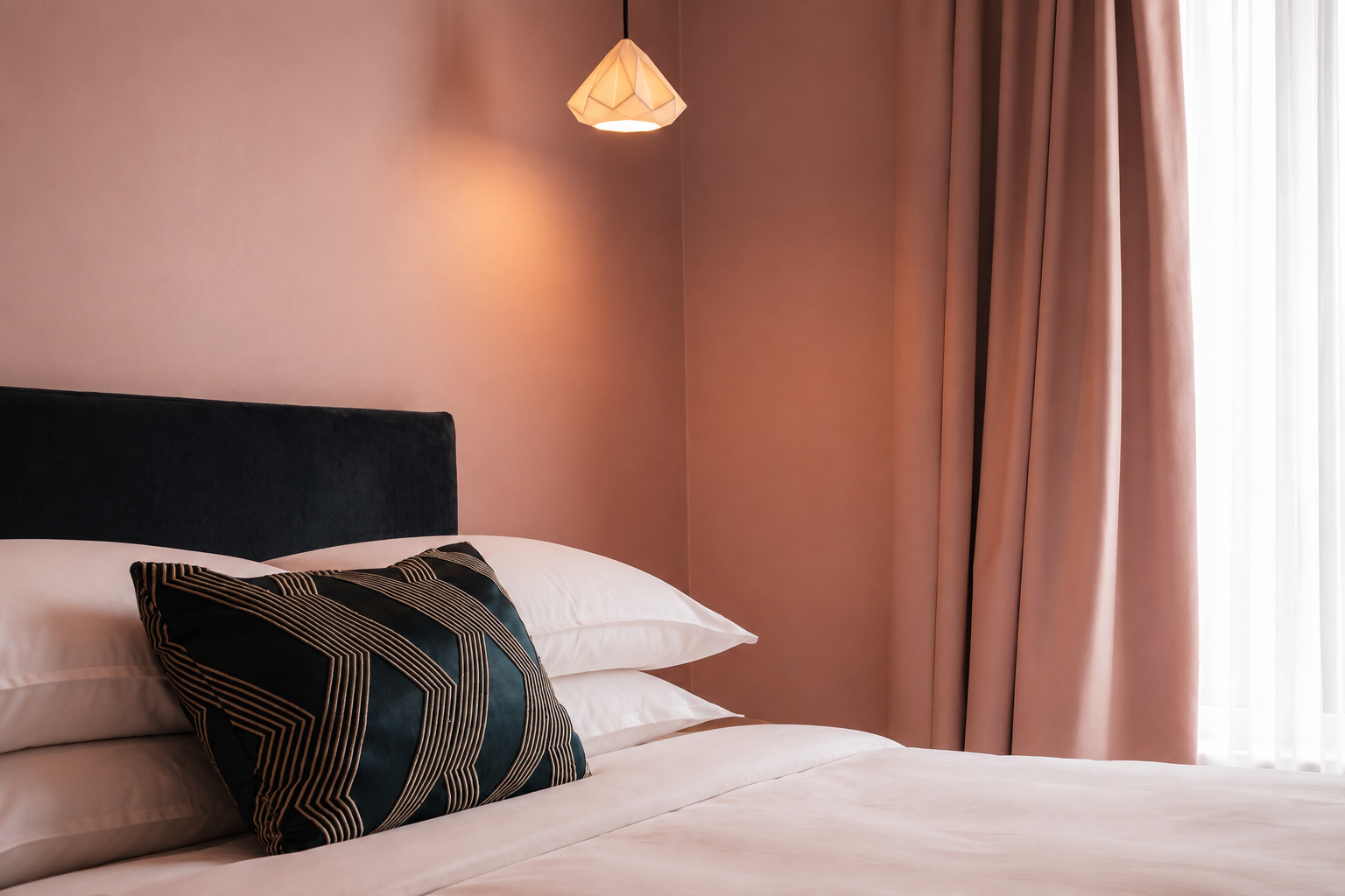 Chambre Double Supérieure avec Terrasse, un espace privilégié qui vous offre un confort exceptionnel et un cadre enchanteur pour votre séjour à Nantes.