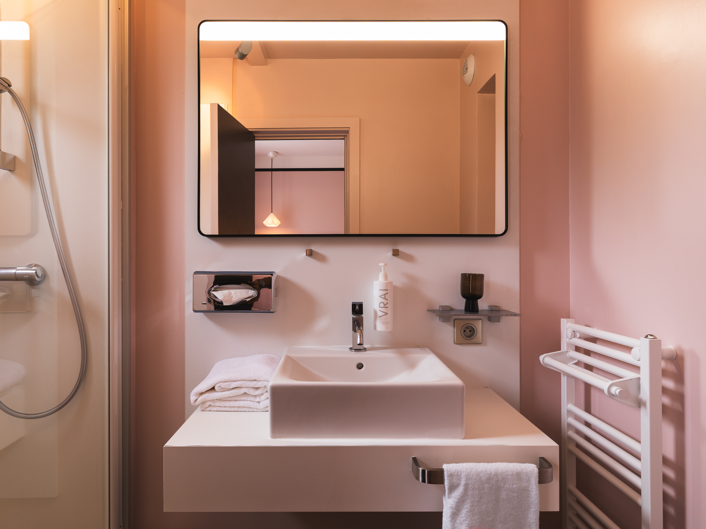 Chambre Double Supérieure avec Terrasse, un espace privilégié qui vous offre un confort exceptionnel et un cadre enchanteur pour votre séjour à Nantes.