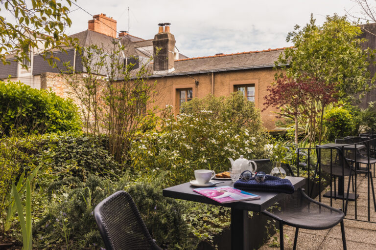 Chambre Double Supérieure avec Terrasse, un espace privilégié qui vous offre un confort exceptionnel et un cadre enchanteur pour votre séjour à Nantes.