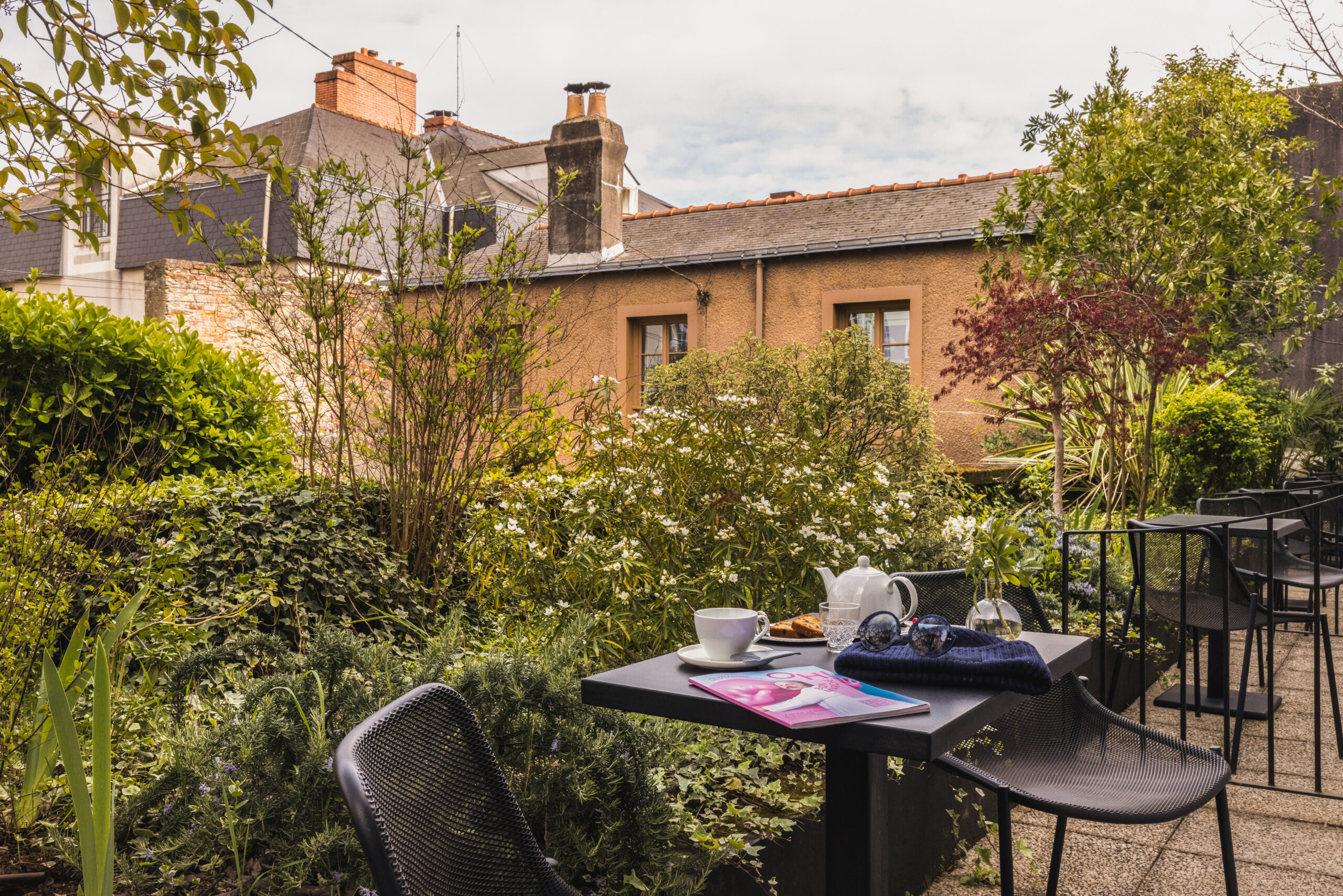 Chambre Double Supérieure avec Terrasse, un espace privilégié qui vous offre un confort exceptionnel et un cadre enchanteur pour votre séjour à Nantes.