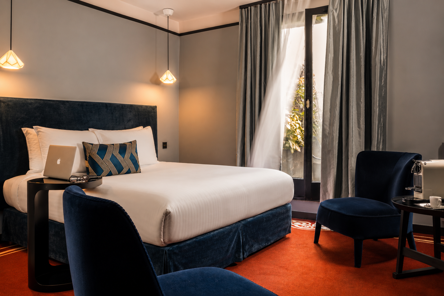 Chambre Deluxe avec terrasse à Nantes. Située dans un cadre privilégié, cette chambre spacieuse et raffinée offre une expérience unique pour les voyageurs en quête de bien-être et de raffinement.