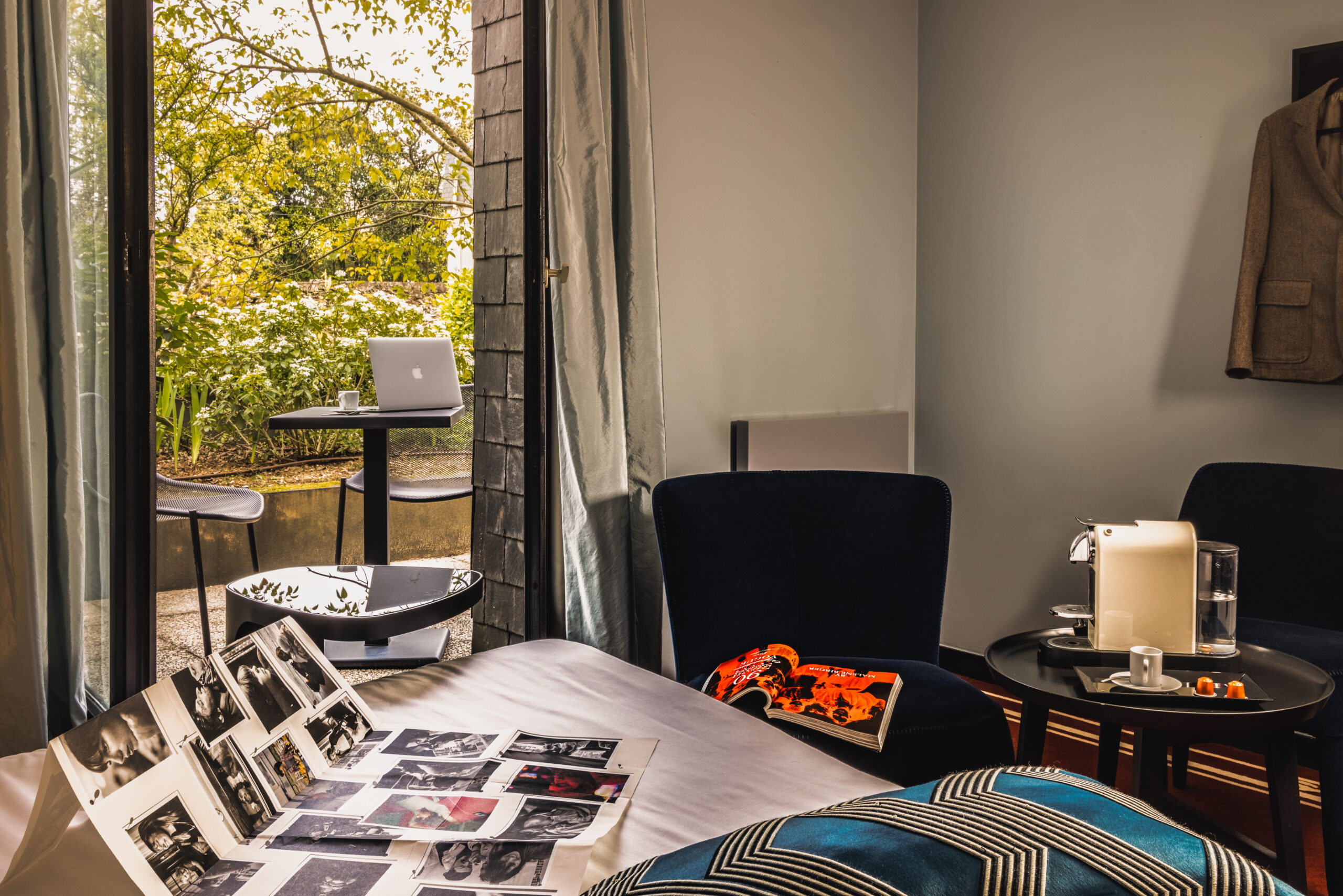 Chambre Deluxe avec terrasse à Nantes. Située dans un cadre privilégié, cette chambre spacieuse et raffinée offre une expérience unique pour les voyageurs en quête de bien-être et de raffinement.