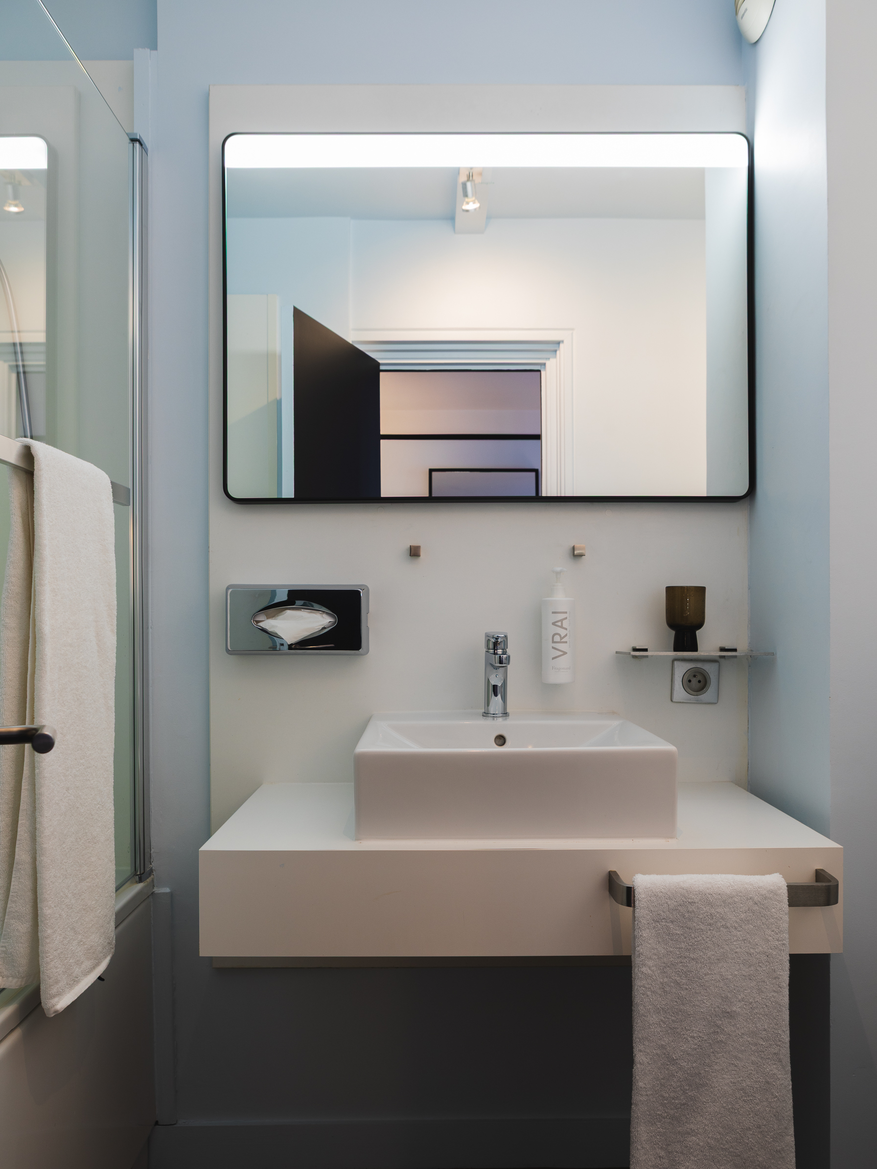 Chambre Deluxe avec terrasse à Nantes. Située dans un cadre privilégié, cette chambre spacieuse et raffinée offre une expérience unique pour les voyageurs en quête de bien-être et de raffinement.