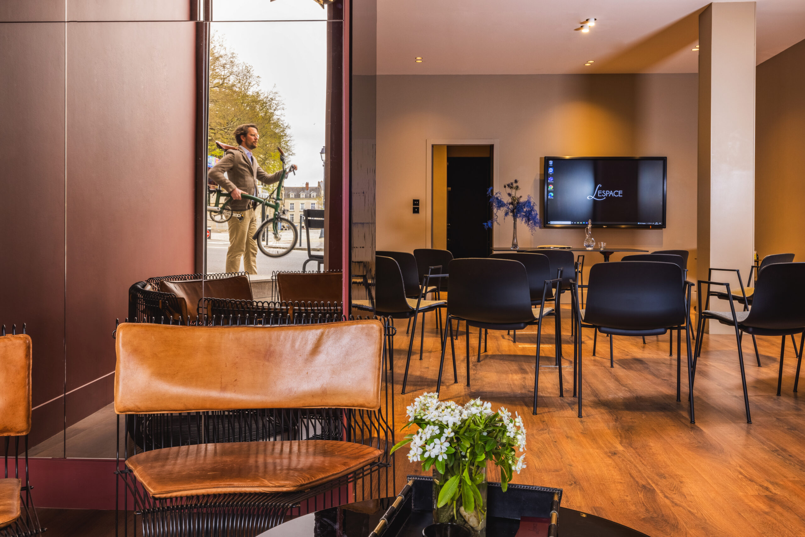 L’ESPACE s’ouvre comme un havre discret pour ceux qui savent que les décisions importantes nécessitent un cadre à leur mesure. À l’intérieur de L’HOTEL, deux salles attendent les dirigeants, formateurs, consultants et équipes en quête d’un lieu clair, précis, inspirant.