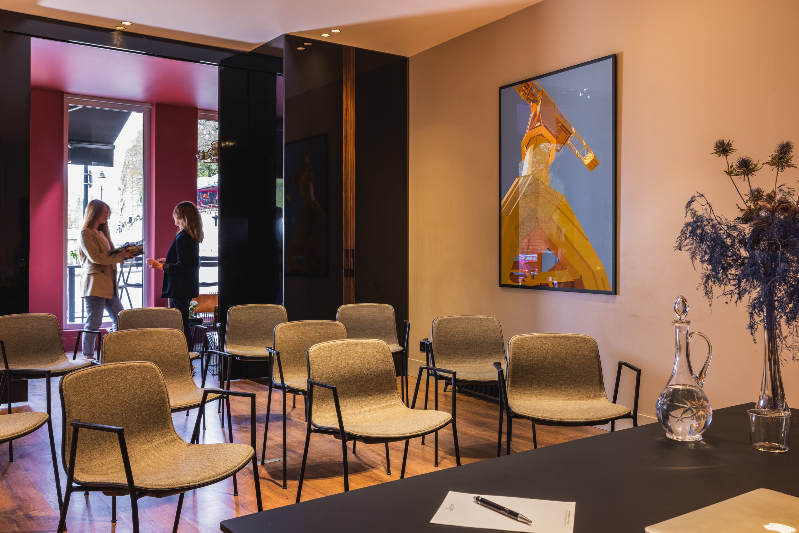 L’ESPACE s’ouvre comme un havre discret pour ceux qui savent que les décisions importantes nécessitent un cadre à leur mesure. À l’intérieur de L’HOTEL, deux salles attendent les dirigeants, formateurs, consultants et équipes en quête d’un lieu clair, précis, inspirant.