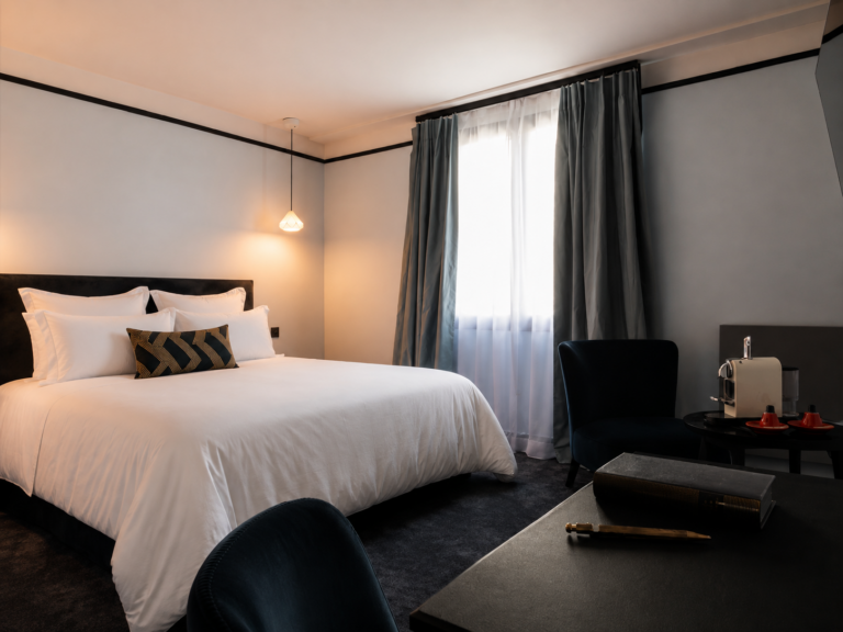 Chambre Deluxe côté jardin à Nantes. Située dans un cadre privilégié, cette chambre spacieuse et raffinée offre une expérience unique pour les voyageurs en quête de bien-être et de raffinement.