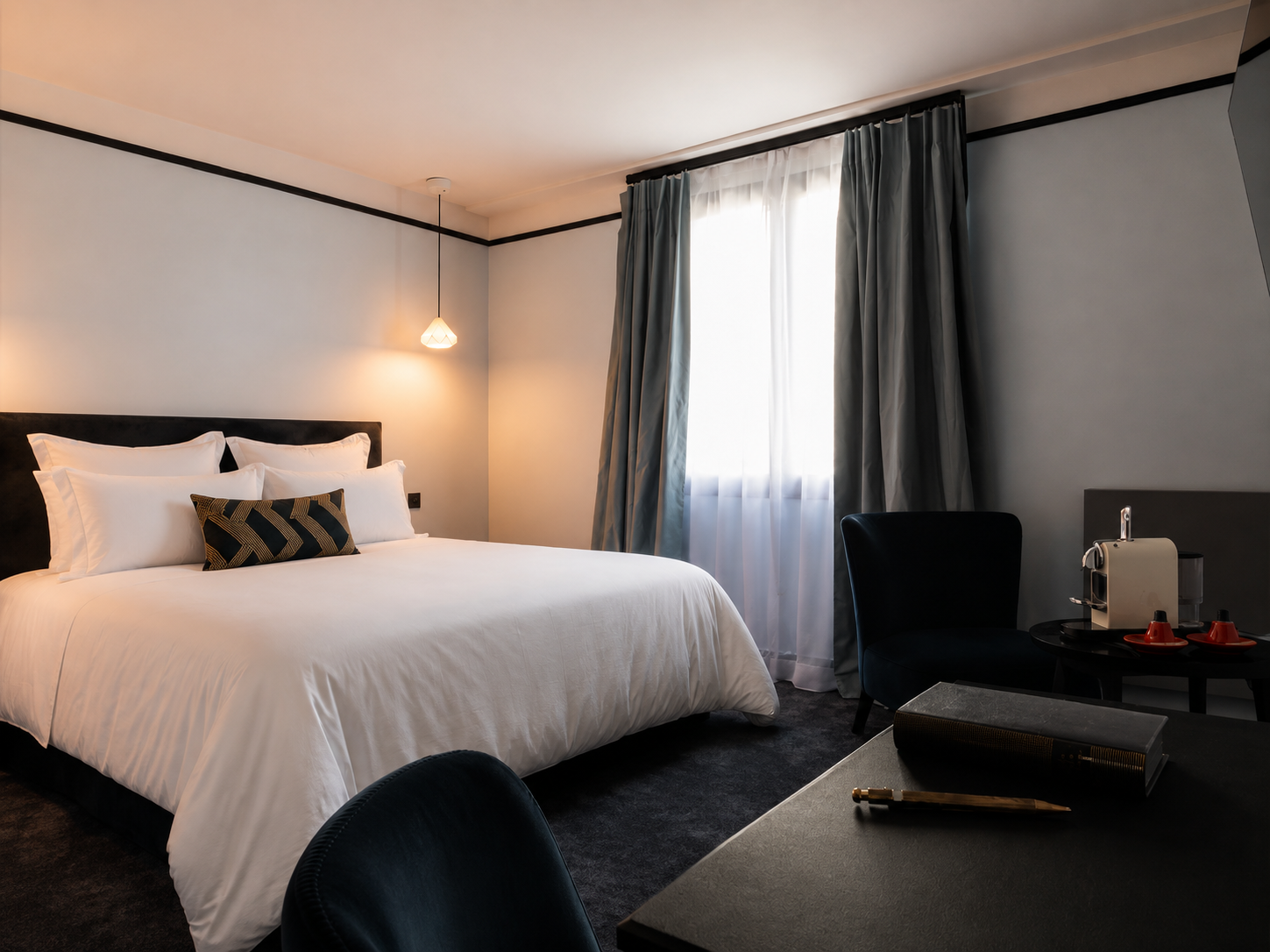 Chambre Deluxe côté jardin à Nantes. Située dans un cadre privilégié, cette chambre spacieuse et raffinée offre une expérience unique pour les voyageurs en quête de bien-être et de raffinement.