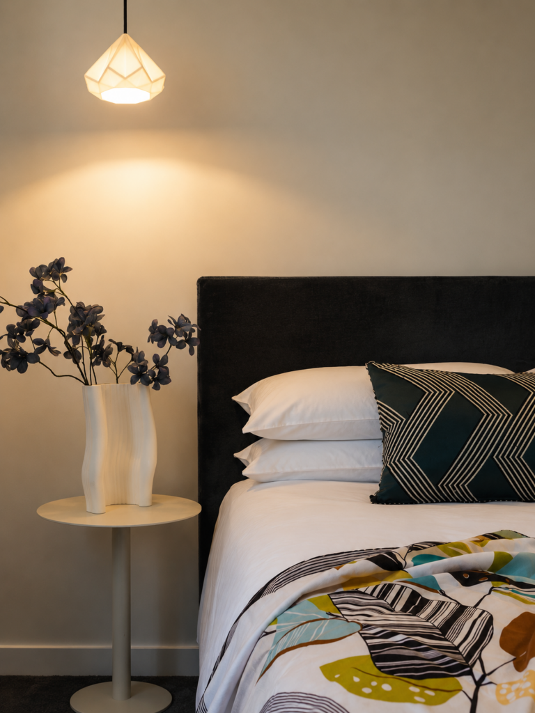 Chambre Deluxe côté jardin à Nantes. Située dans un cadre privilégié, cette chambre spacieuse et raffinée offre une expérience unique pour les voyageurs en quête de bien-être et de raffinement.