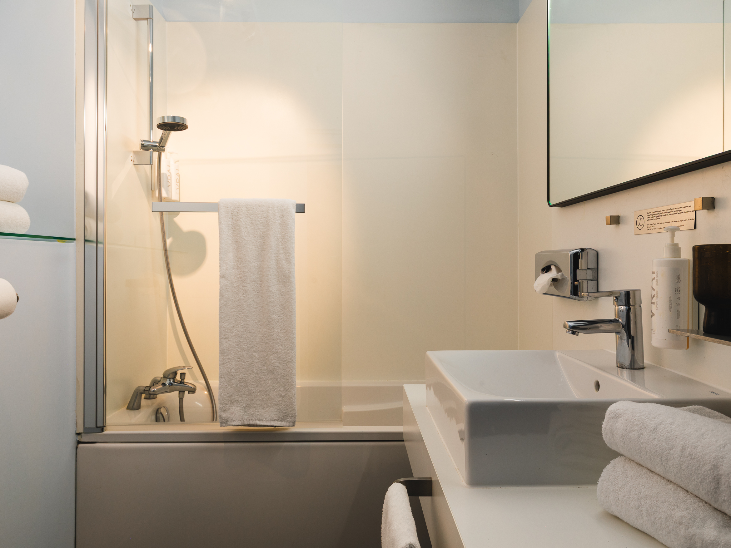 Chambre Deluxe côté jardin à Nantes. Située dans un cadre privilégié, cette chambre spacieuse et raffinée offre une expérience unique pour les voyageurs en quête de bien-être et de raffinement.